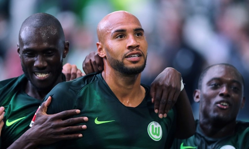 Anthony Brooks süßsauer: Das Tor des Innenverteidigers brachte dem VfL die Führung, sein Foul den Ausgleich für den FC Schalke 04. Fotos: Agentur Hübner