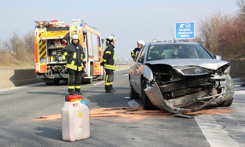 Die Feuerwehr musste den Ford wieder aufrichten, um die Insassen zu befreien. Fotos: Rudolf Karliczek