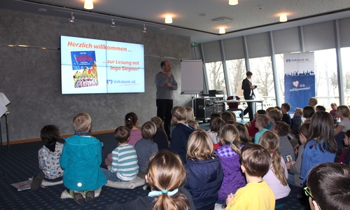 Etwa hundert begeisterte kleine und große Zuhörer folgten den Ausführungen von Kinderbuchautor Ingo Siegner. Fotos: Alexander Dontscheff