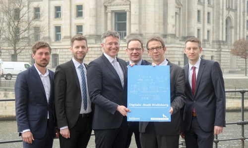 Christian Kulick (Projektleiter Bitkom e.V.), Dennis Weilmann (Leiter Kommunikation Stadt Wolfsburg), Dr. Bernhard Rohleder (Hauptgeschäftsführer Bitkom e.V.), Thomas Krause (Vorstand Wolfsburg AG), Oberbürgermeister Klaus Mohrs, Jan Strehmann (Stadt Wolfsburg, Team Digitalisierung) Foto: Bitkom e.V.