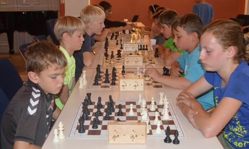Die Teilnehmenden am JUP-Schachturnier mit Spielleiter Walter Czeschka, (rechts) und Gerd Vibrans, Vorsitzender des Schachvereins Apelnstedt. Foto: Richert
