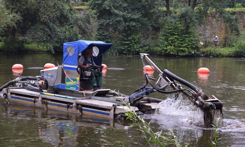 Der Schwimmbagger saugt auf dem Kahnteich das schlammige Wasser auf. Fotos: Stadt Goslar