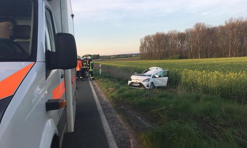Der Fahrer wurde aus dem Wagen befreit und anschließend von den Sanitätern behandelt. Fotos: Nick Wenkel