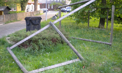 Die Beschädigung an dem Holzgerüst. Foto: Polizeiinspektion Goslar