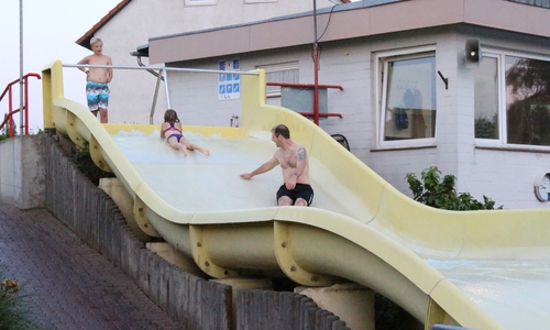 Groß und Klein genießen den verlängerten Wasserspaß beim Nachtschwimmen am Fümmelsee. Fotos: Max Förster