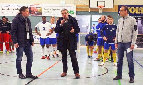Bürgermeister Pink sorgte mit seiner Spende für gute Laune im Organisatorenteam. 
Foto: Frank Vollmer