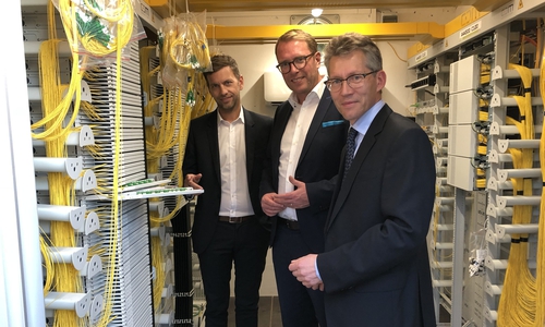 Digitalisierungsdezernent Dennis Weilmann (v.l.), der Niedersächsische Staatssekretär für Wirtschaft, Arbeit, Verkehr und Digitalisierung, Stefan Muhle, und Dr. Frank Kästner, Vorstand der Stadtwerke Wolfsburg AG, bei der Besichtigung eines Ausbaustandortes in der Nordstadt Wolfsburgs. Foto: Stadt Wolfsburg