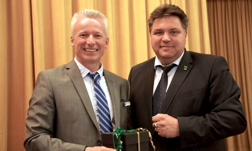 Der neue Schulleiter des CGLS, Stefan Volkmann nimmt zwei Begrüßungsgeschenke vom Stellvertretenden Landrat Uwe Schäfer entgegen. Foto: Marvin König