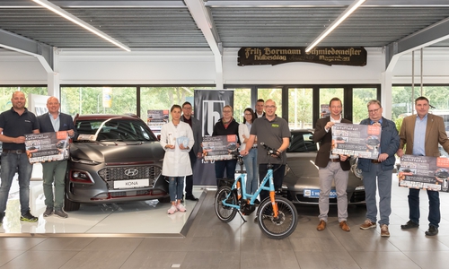 v.l. Björn und Holger Bormann, Alexandra-Christine Kühl von TYMPACUR, Daniel de Wall von Wolters, Andrea Bordan von Michael Bordan GmbH, Auszubildende Annabella Chudzinski und Geschäftsführer Nico Günther vom Autohaus, Manuel Schumann von Henze das Rad, Christoph Effe vom Autohaus, Sachverständiger Matthias Lücke und Reinhard Neuwald von Friese & Röver. Foto: Tanja Bischoff