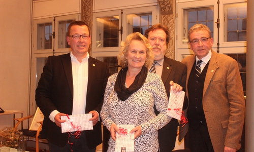 Die stellvertretenden Bürgermeister Jürgen Selke-Witzel, Katrin Rühland und Heinz-Rainer Bosse erhielten für ihre Tätigkeit kleine Präsente von Bürgermeister Thomas Pink. Foto: Anke Donner 
