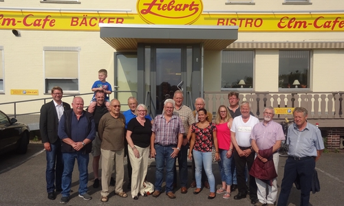 Die zahlreichen Vertreter der CDU Sickte, gemeinsam mit Frank Oesterhelweg (MdL)(8. von links), Marco Kelb (Bürgermeister)(1. Von links) und Ulli Ziebart (7.von links) vor dem beliebten Elm-Café der Bäckerei Ziebart Foto: Privat