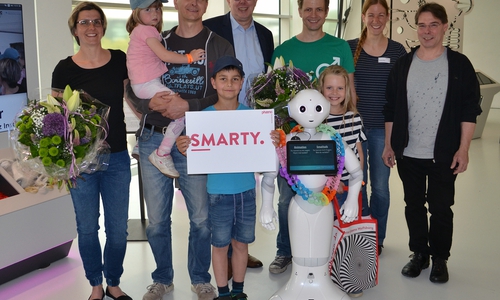 Personen auf dem Foto (v.li.n.re.): Frau Wermann, Thomas Wermann mit Tochter Frieda und davor Sohn Willi, phaeno Geschäftsführer Michel Junge, Timo Rödiger und davor seine Tochter Anne, Mareike Wiese und Christof Börner (beide phaeno). Foto: phaeno Wolfsburg