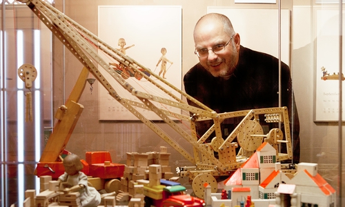 Mit Dr. Arne Steinert durch die ganze Vielfalt des Holzspielzeugs. Foto: Stadtmuseum
