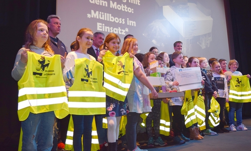 Die Klasse 4b der Grundschule Vienenburg freut sich gemeinsam mit Oberbürgermeister Dr. Oliver Junk, den Vertretern der Sponsoren, Torsten Lüking von Eurawasser und Dirk Leide von der Volksbank Nordharz, sowie ihrem Schulleiter und ihrer Klassenlehrerin über den ersten Platz. Fotos: Stadt Goslar