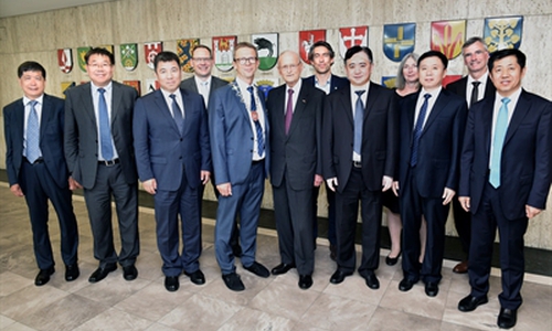 Oberbürgermeister Klaus Mohrs (Mitte) empfing eine chinesische Delegation um Oberbürgermeister Liu Xin (Changchun, 5. v.r.) und Liu Yigong (Präsident der FAW-Volkswagen, 3. v.l.). Foto: Lars Landmann