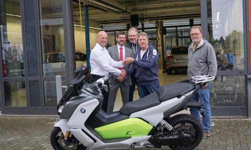 Prof. Dr. Kai Wundram, Arbeitsgruppe Servicetechnik und Prozesse, Prof. Dr. Thomas Benda, Studiendekan Fakultät Fahrzeugtechnik, Prof. Norbert Grawunder, Bernd Saenger, BMW Group/BMW Motorrad Gebietsleiter Region Nord, und Alexander Ribbe, BMW Block am Ring. Foto: Ostfalia