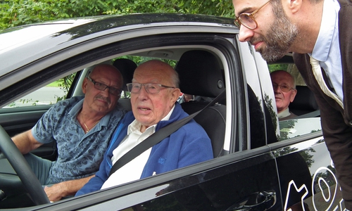 Hans-Otto Kieschke im Fahrschulwagen. Der Vorsitzende der Kreisverkehrswacht Helmstedt, Sebastian Gutt, wünscht den Teilnehmern eine unfallfreie Fahrt. Archivfoto: Kreisverkehrswacht Helmstedt