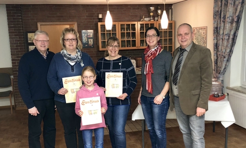 Von links: Stellv. Vorsitzender Edgar Langhans, Susanne Ehrhardt (25 Jahre), Antonia Koch (10 Jahre), Martina Kromp als Schulleiterin der Grundschule Grasleben (25 Jahre), die Vorsitzende Veronika Koch sowie Geschäftsführer Reinhard Schmidt.