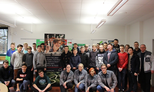 Schüler informierten sich über Berufe bei MAN. Mit auf dem Bild: Die Auszubildenden (Sandrin Mann, Despina Kleintje, Mareike Wagner und Tobias Bruns (vordere Reihe kniend von links), Ausbildungskoordinator MAN Burkhardt Dube (rechts), der Zuständige für Berufsorientierung Frank Mühl (Zweiter von rechts) und Organisatorin Anne-Katrin Göbel (Vierte von rechts).  Foto: Max Förster