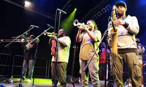 The Hot 8 Brass Band spielten im Schlossinnenhof. Fotos: Max Förster