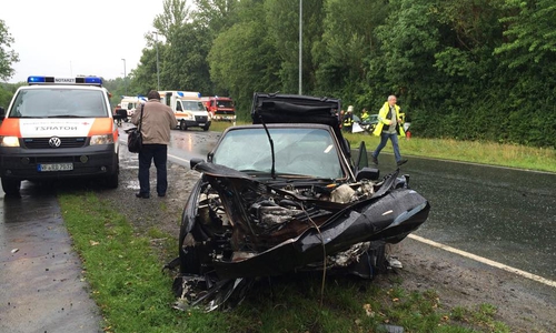 Bei einem schweren Unfall auf der Langen Straße verunglückte am Montagnachmittag ein Autofahrer tödlich. Eine weitere Person wurde schwer verletzt. Fotos: Werner Heise - Video (1): Werner Heise / Jan Borner - Video (2): 24-7Aktuell(BM)