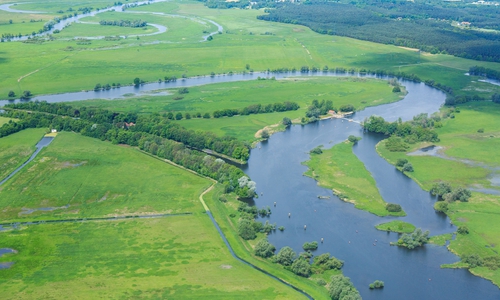 Mit den Einnahmen will der NABU Flussläufe wie hier im Bild renaturieren.

Foto: Cornelia Schilling