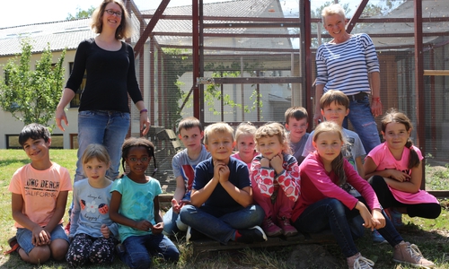 Die Kinder der Hühnerstall AG der Wilhelm-Raabe-Schule mit Schulsozialarbeiterin Svea Hohaus uns Lehrerin Alexandra Daffner. Fotos/Video: Anke Donner