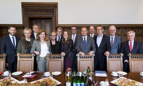 Austausch auf Dezernentenebene: Stadtrat Dennis Weilmann, Dezernent für Wirtschaft, Digitales und Kultur (WOB), Ordnungsdezernentin Iris Bothe (WOB), Stadtbaurat Kai-Uwe Hirschheide (WOB), Sozialdezernentin Dr. Andrea Hanke (BS), Kulturdezernentin Dr. Anja Hesse (BS), Stadtbaurat Heinz-Georg Leuer (BS), Stadträtin Monika Müller, Dezernentin für Soziales und Gesundheit, Sport, Klinikum (WOB), Wirtschaftsdezernent Gerold Leppa (BS), Oberbürgermeister Ulrich Markurth (BS), Erster Stadtrat Christian Geiger (BS), Oberbürgermeister Klaus Mohrs (WOB), Erster Stadtrat Werner Borcherding (WOB), Ordnungsdezernent Claus Ruppert (BS) 
Foto: Stadt Braunschweig, Daniela Nielsen