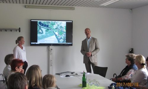 Dunja Kreiser und Matthias Tramp geben Einblicke in die Arbeit an der Kläranlage. Foto: SPD