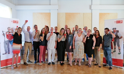 Vorstandsmitglieder Jessica Gümmer-Postall und Rüdiger Becker mit zwei Trainern der Stiftung Humor Hilft Heilen, sowie Mitarbeitenden aus den einzelnen Gesellschaften der Unternehmensgruppe Evangelische Stiftung Neuerkerode. Foto: Bernhard Janitschke