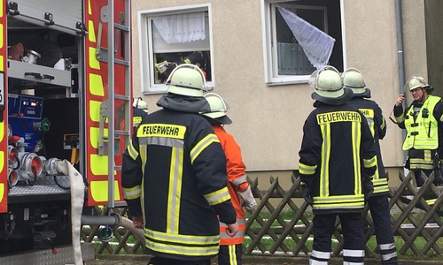 Da die Wohnung verschlossen und nicht zugänglich war, schlugen die Rettungskräfte die Fensterscheibe ein. Fotos: Nick Wenkel