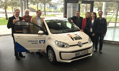 Thomas Fast, Leiter der Direktion Gifhorn (links) und Claudia Kayser, Leiterin der Direktion Wolfsburg (3. v. re.) von der Volksbank BraWo übergeben die neuen VW move up! an Karl Steding und Tim Kruska (Gifhorner Betreuungsverein), Karsten Piehl (Fabi Wolfsburg) sowie an Ina Boot und Karin Trepper (Sozialstation Vorsfelde), von links. Fotos: Volksbank BraWo