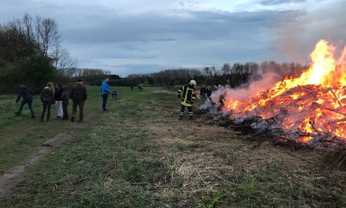Die Freiwillige Feuerwehr richtet traditionell das Osterfeuer in Dorstadt aus. Text und Fotos: Peter G. Matzuga