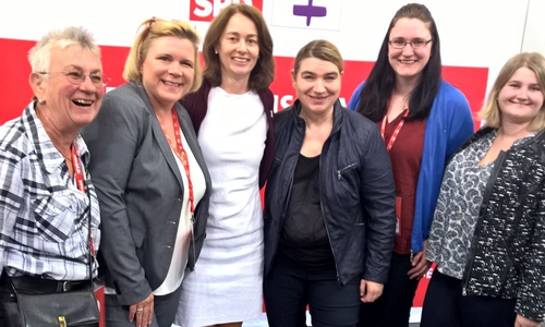 Unter dem Leitspruch „Mehr! Respekt, Gerechtigkeit, Solidarität“ trafen sich 211 Delegierte auf der Bundeskonferenz der Arbeitsgemeinschaft Sozialdemokratischer Frauen (ASF) in der Messehalle in Magdeburg. Foto: Simone Wilimzig-Wilke