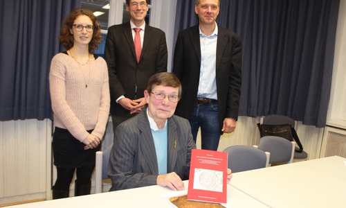 Sybille Heise (mitte), Anna-Kristin Braunisch (Stiftung Braunschweigischer Kulturbesitz), Brage Bei der Wieden (Geschichtsverein) und Oliver Ruth (Appelhans Verlag) bei der Buchpräsentation im Hornburger Rathaus. Foto: Anke Donner 