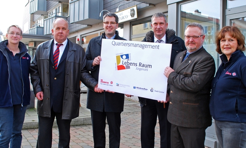 (v.l.n.r.) Johanniter-Quartiersmanagerin Lara Henne, Geschäftsführer der Goslarer Wohnstättengesellschaft mbH Andreas Matschkus, Oberbürgermeister der Stadt Goslar Dr. Oliver Junk, Vorstand der Baugenossenschaft Wiederaufbau eG Torsten Böttcher, Johanniter-Regionalvorstand Hans Joachim Halbach und Johanniter-Quartiersmanagerin Susanne Felka. Foto: Lena Kopetz / Johanniter