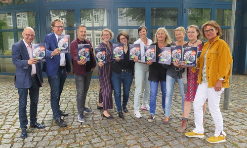 Stellen das neue Programmheft des Bildungszentrums vor (von links): Martin Bujara (Leier Musikschule), Andreas Frankenhauser (Leiter Bildungszentrum), Christoph Thiem (Rockbüro Wolfenbüttel), Johanna von Anshelm (Leiterin Abteilung Kultur & Medien) , Katja Schlager (Leiterin Abteilung Integration & Gesellschaft) , Sabine Flomm (Fachbereichsleiterin Kultur und Gestalten), Heike Jirmann (Fachbereichsleiterin Zweiter Bildungsweg), Sonja Dauskardt (Fachbereichsleiterin Deutsch als Zweitsprache), Claudia Heiße (Fachbereichsleiterin Fremdsprachen), Nicola Muth-Waluga (Fachbereichsleiterin Gesundheit und Wohlbefinden/Kulinarischer Treffpunkt). Foto: Landkreis Wolfenbüttel