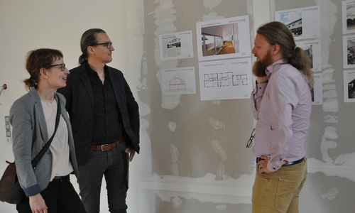 Architekt Leonhard Pröttel erläuterte den Besuchern, wie der Umbau von statten ging. Foto: Eva Sorembik