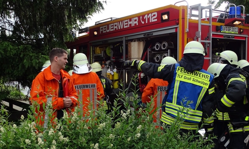 Gruppenführer David Khorshidi gibt dem Angriffstrupp seine Anweisungen. Fotos: Feuerwehr, Dannheim