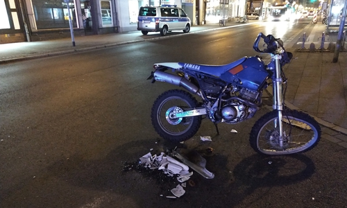 Das Vorderrad des Motorrades ist völlig verbogen. Foto: Werner Heise