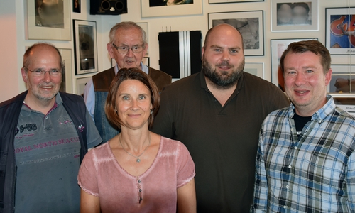 Die kommunalen Mandatsträger der LINKEN, Arnfred Stoppok, Hartmut Schulz und Florian Röpke (hintere Reihe v.l.) und die Vertreter des Café Clara, Simone Wieczorek und Lukasz Pobieda, nach einem gelungenen Austausch vor Ort. Nicht im Bild, sondern am Auslöser: André Owczarek Foto: Privat