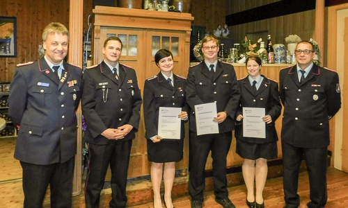 Wurden im Rahmen der Jahreshauptversammlung befördert: Stellv. OrtsBM Stephan Kadereit, stellv. StadtBM Michael Loos, Lena-Marie Barluschke, Christopher Pernau, Henrike Pauli, OrtsBM Jörg Barluschke. Fotos: Kadereit