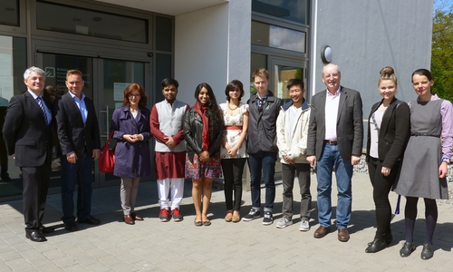 Prof. Dr. Stefan Zeranski, Prof. Dr. Fabian Stancke, Prof. Ksenija Denčić-Mihajlov, Studierende Kartik Arora, Maya Ramesh, Vibha Mohan, Riley Mercer, Troy Sauzier, Prof. Dr. Achim Rogmann, Anja-Ina Hallmann, Silvia Menneking (von links) Foto: Anne Balkwitz