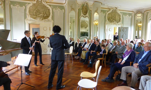 Auf dem Foto die fünf Künstler in Aktion mit ihrem Publikum im Spiegelsaal Schloß Schliestedt.Foto: privat
