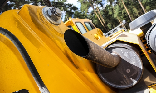 Bauarbeiter stehen täglich im Diesel-Dunst. Anders als bei Autos ist ein Rußpartikelfilter jedoch nicht vorgeschrieben. Die IG BAU fordert eine Filter-Pflicht für Baumaschinen. Foto: IG BAU