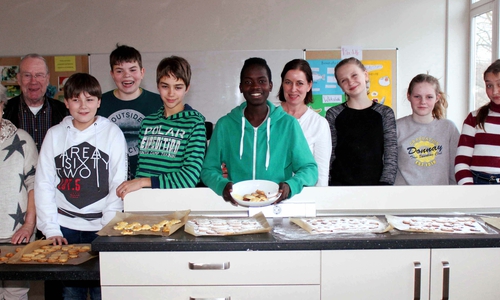 "Weihnachtsbäckerei" in der Remlinger Schulküche. Foto:Bernd-Uwe Meyer