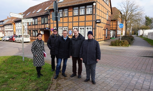 von links: Ortsbürgermeisterin Bärbel Weist, Helmut Prinke (Geschäftsbereich Grün), Thomas Werner (Abteilungsleiter Handel und Zentren der WMG), Otto Saucke (Blickpunkt Fallersleben), Jürgen Ballmann (Geschäftsbereich Straßenbau und Projektkoordination). Foto: WMG