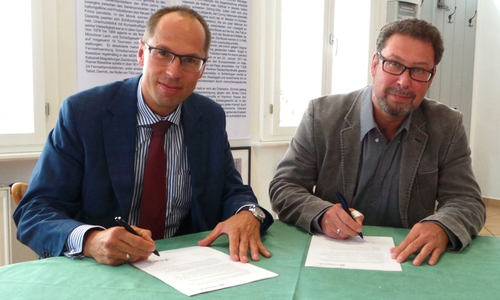 Vorstandsmitglied der Volksbank eG, Matthias Gericke, und der Vorsitzender der Schöninger Werbegemeinschaft, Frank Schulze unterzeichneten den Sponsoringvertrag. Foto: Stadt Schöningen