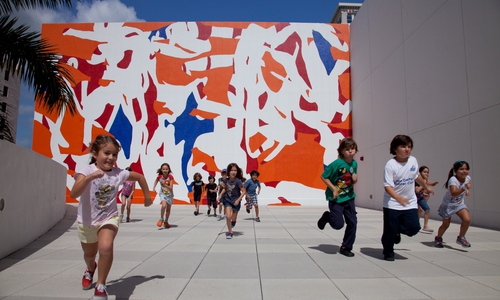 Arturo Herrera "Band" 2011, Lackfarbe auf Wand, 9 x 15,54 m, Installationsansicht NSU Museum Fort Lauterdale © Arturo Herrera