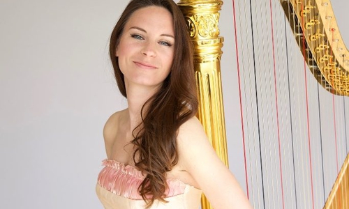 Jasmin-Isabel Kühne spielt im Konzertsaal der Musikschule. Foto: Stadt Wolfsburg